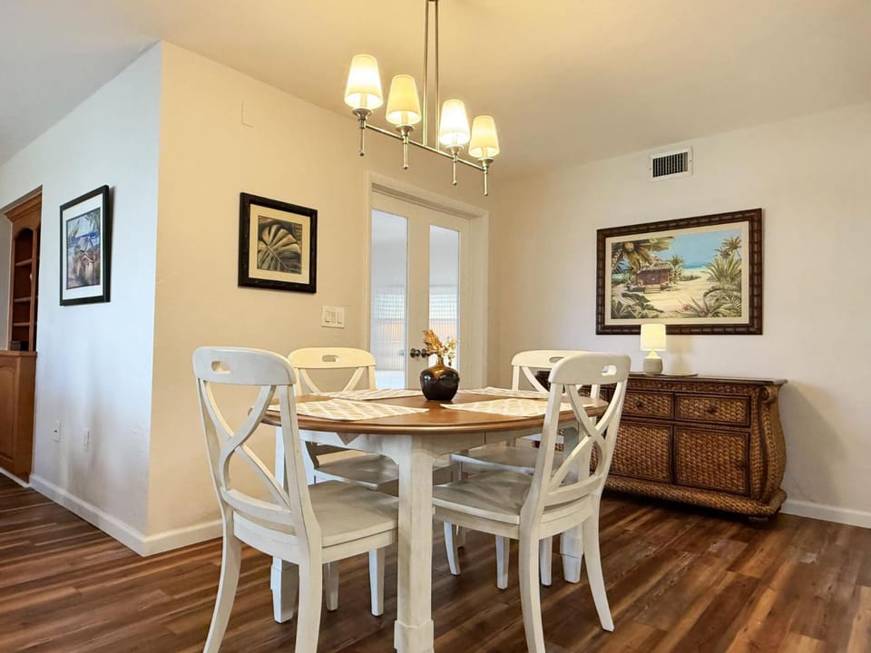 2BR Condo – Heated Pool, Lanai & Walk to Beach Apartment in Manasota Key
