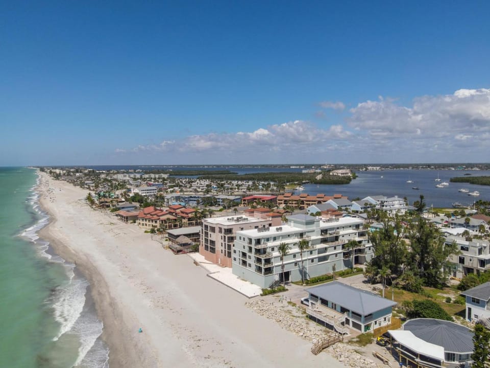The Palms – 3BR Gulffront, Sand & Sunsets Apartment in Manasota Key