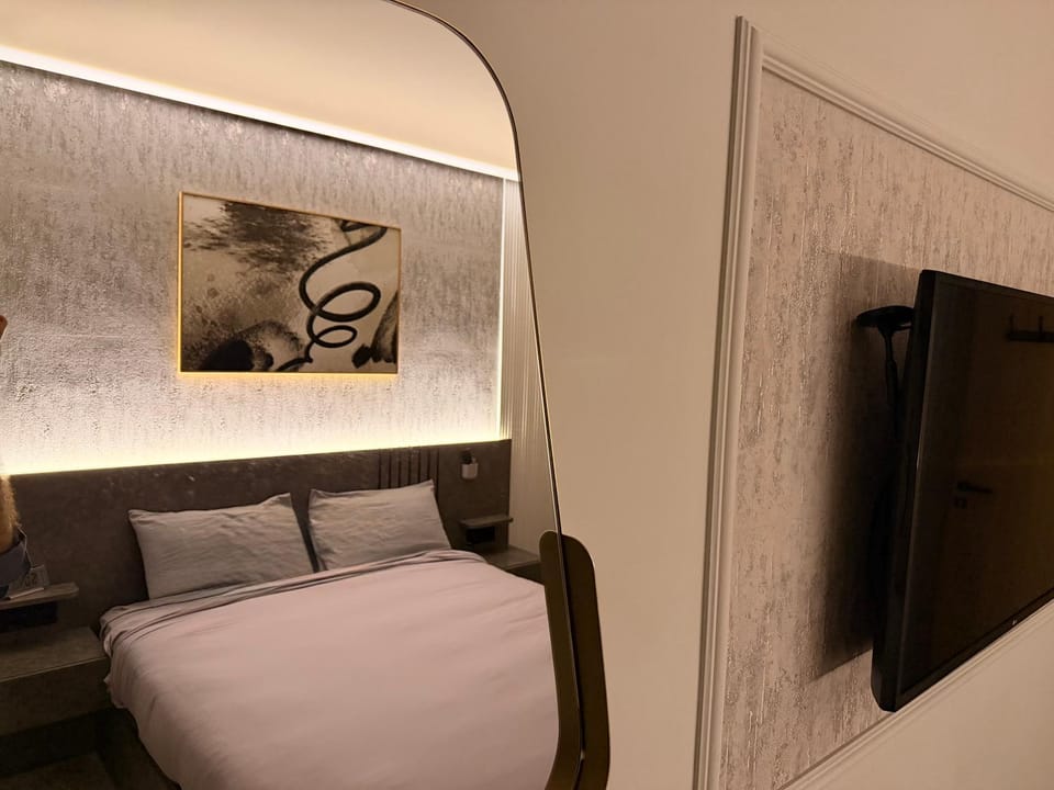 TV and multimedia, Photo of the whole room, Bedroom