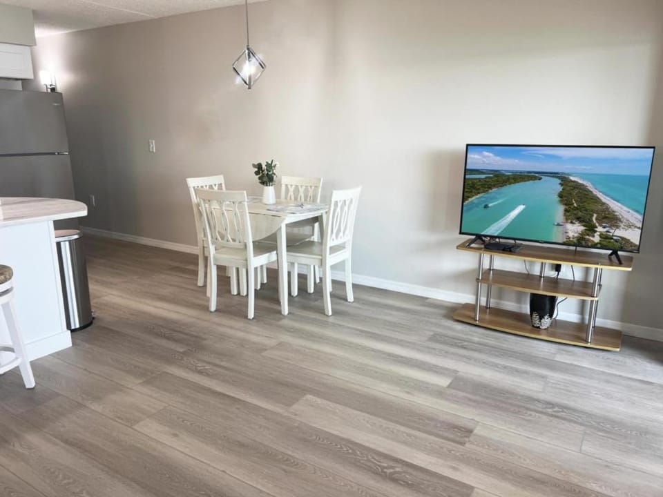 El Galeon – Bay Views, Beach Access & Pool Apartment in Manasota Key
