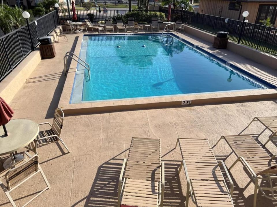 El Galeon – Bay Views, Beach Access & Pool Apartment in Manasota Key