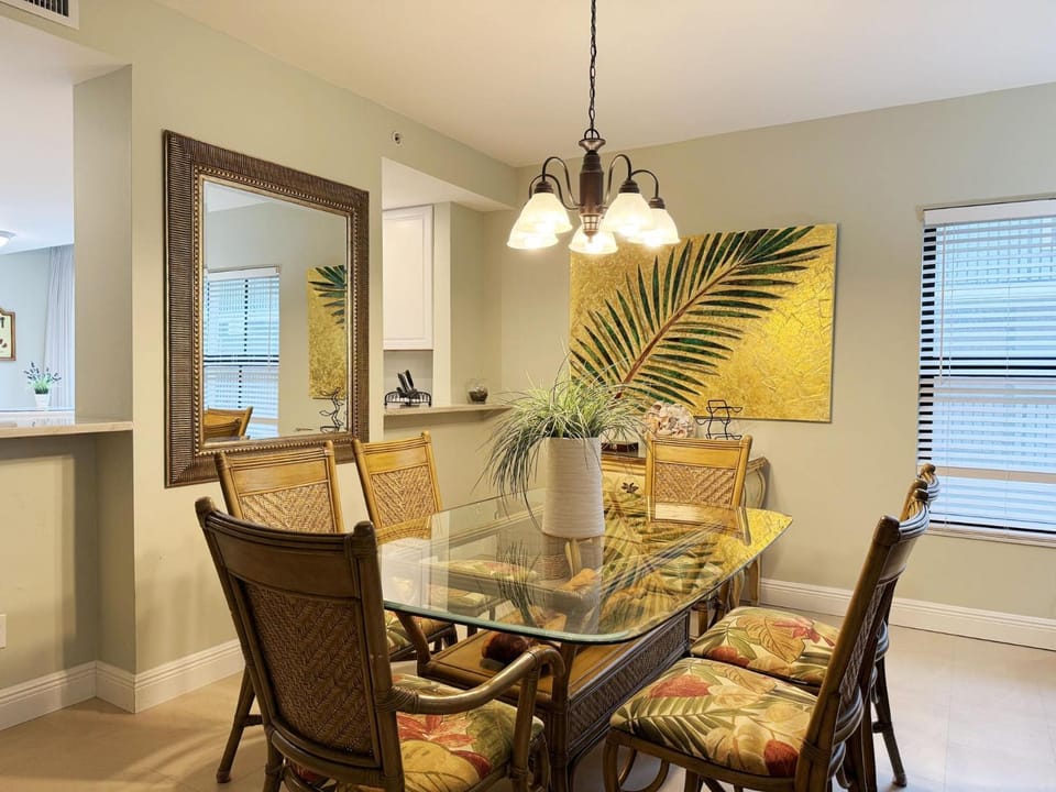 Stylish Gulf Condo - Walk to Beach, Pool & Dining Apartment in Manasota Key