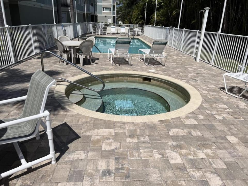 Manasota Key Gem - Pool and Hot Tub - Beach Views Apartment in Manasota Key