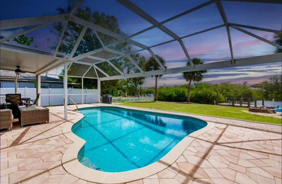 Waterfront 3BR – Pool, Dock, Kayaks & Beach Bed and Breakfast in Englewood