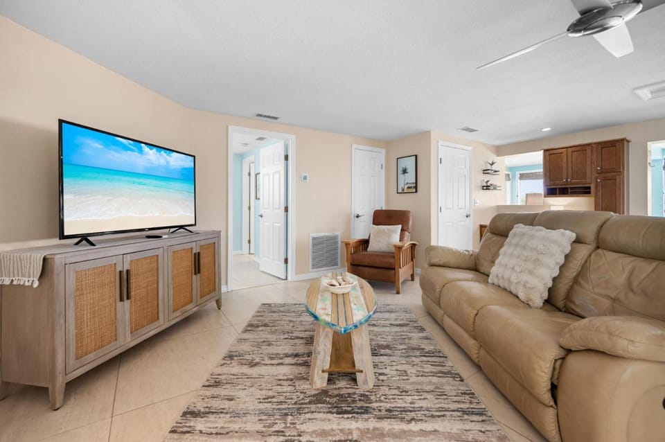 Waterfront 3BR – Pool, Dock, Kayaks & Beach Bed and Breakfast in Englewood