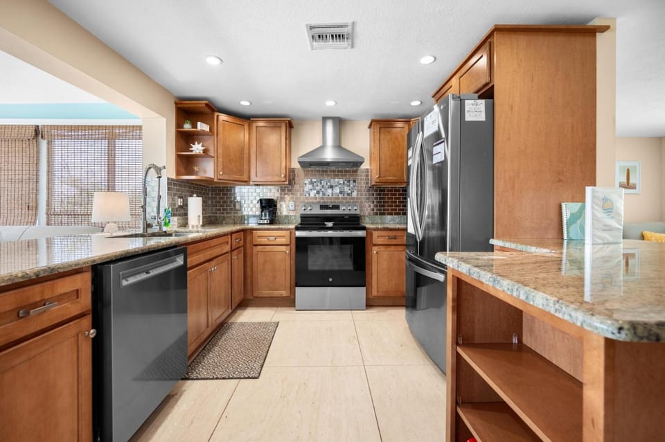 Waterfront 3BR – Pool, Dock, Kayaks & Beach Bed and Breakfast in Englewood