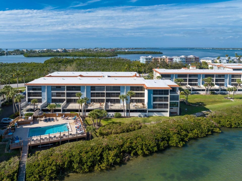 2BR Sandpiper Key – Bright, Stylish & Coastal Apartment in Manasota Key