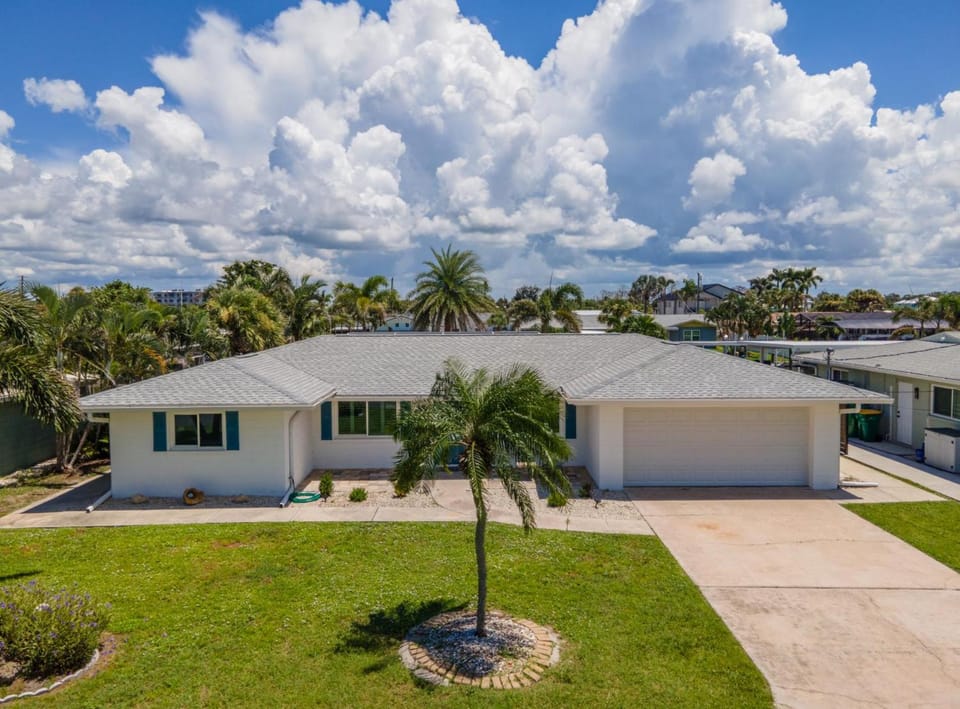 Lemon Bay Canal Home – Pool Hot Tub & Boat Dock Apartment in Manasota Key