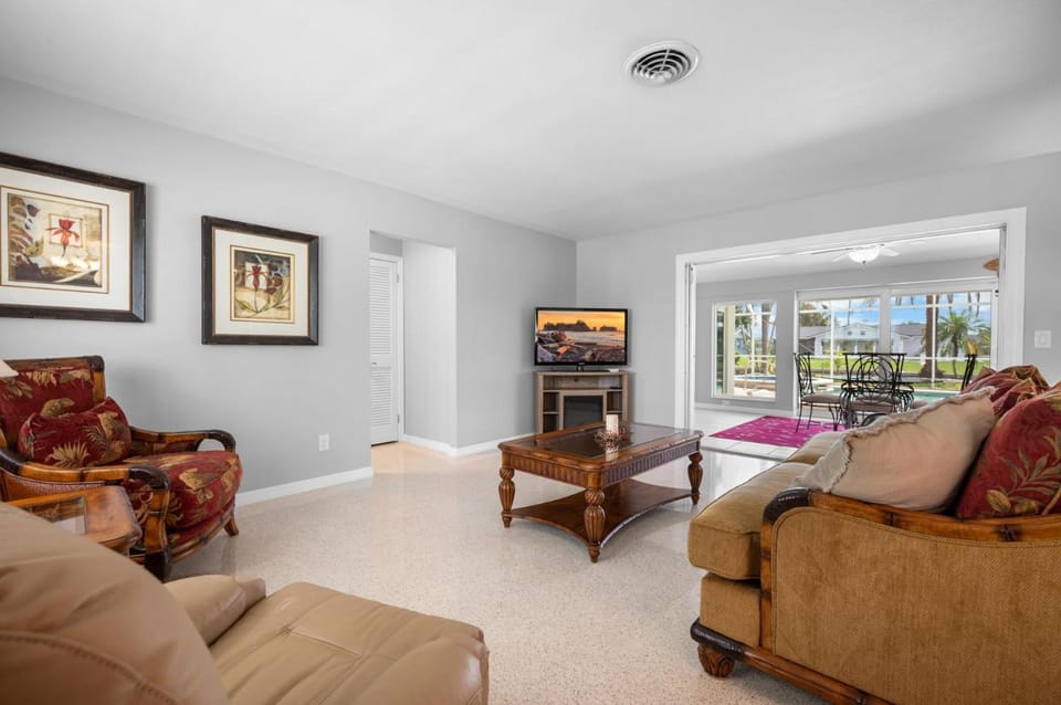 Lemon Bay Canal Home – Pool Hot Tub & Boat Dock Apartment in Manasota Key