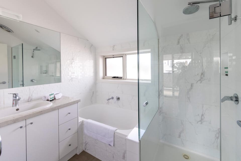 Shower, Bathroom, Bath, towels