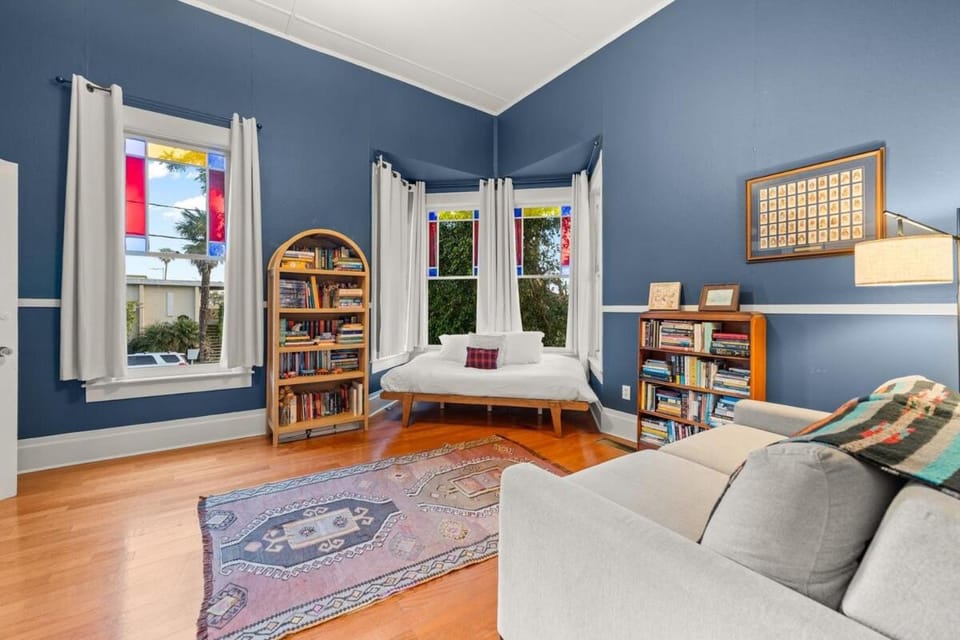 Hot Tub, Fireplace, Sauna, Cozy Historic Home House in Ventura