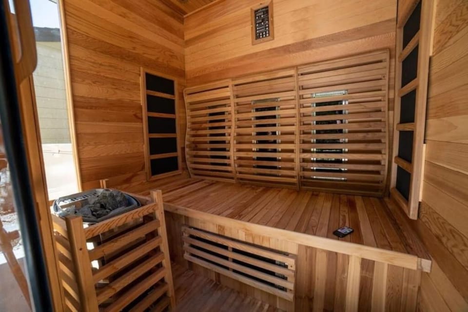 Hot Tub, Fireplace, Sauna, Cozy Historic Home House in Ventura