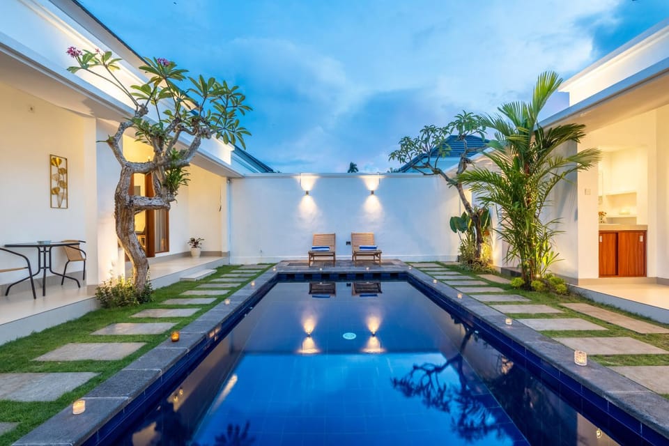 Property building, Patio, Day, Pool view, Swimming pool, sunbed