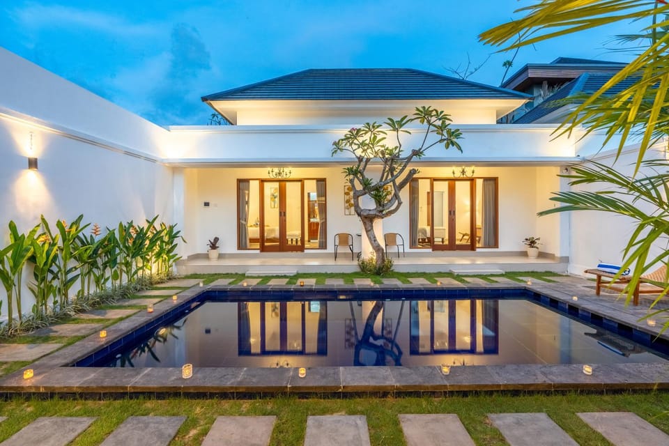 Property building, Patio, Garden, Garden view, Pool view, Swimming pool, sunbed