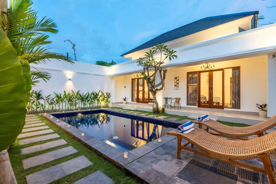 Property building, Patio, Day, Natural landscape, Garden, Living room, Seating area, Garden view, Pool view, Swimming pool, sunbed