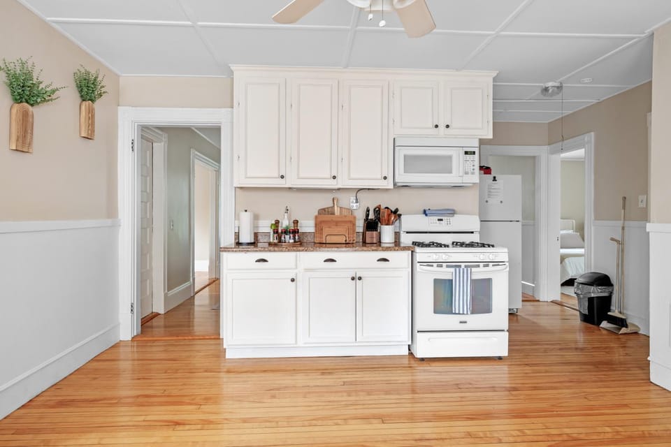 Coffee/tea facilities, Kitchen or kitchenette, oven, stove, toaster