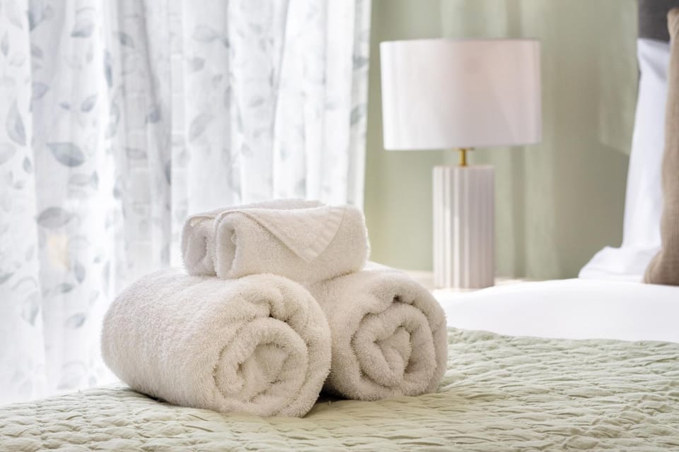 Bed, Bedroom, towels
