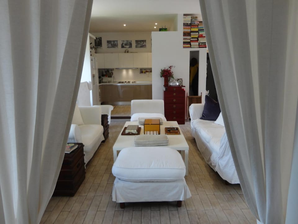 Communal lounge/ TV room, Library