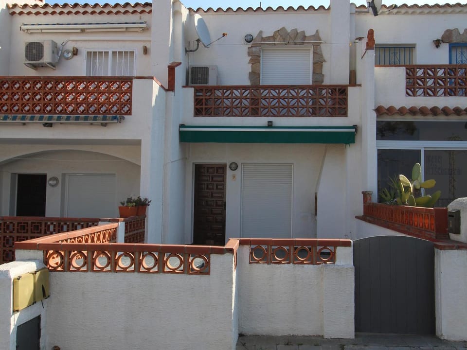 Escapada en Roses: Confort, Terraza & Piscina Común - ES-258-157 House in Roses