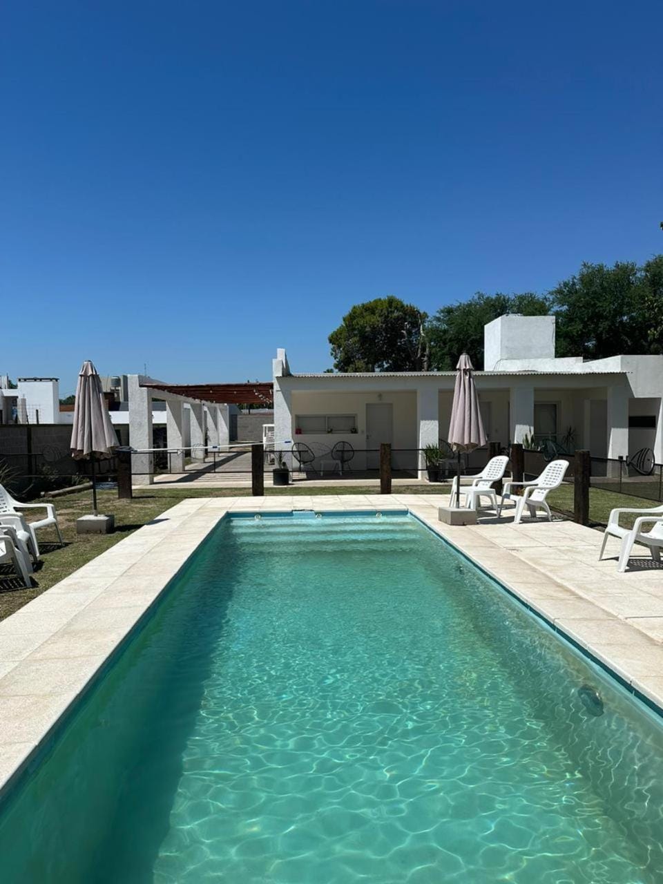 Property building, Day, Pool view, Swimming pool, Swimming pool, sunbed