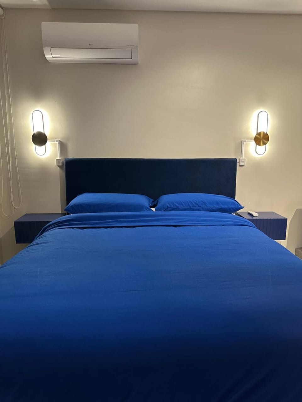 Bed, Photo of the whole room, Bedroom, air conditioner
