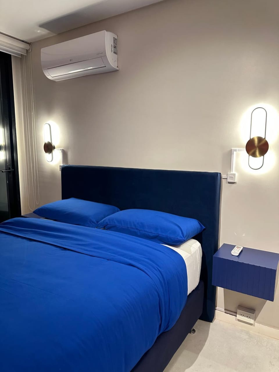 Bed, Photo of the whole room, Bedroom, air conditioner