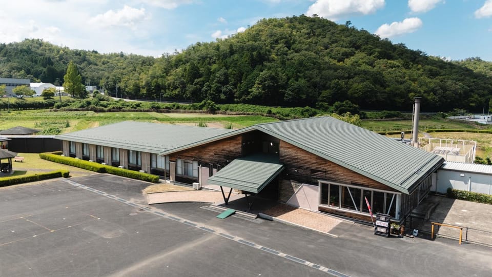 Property building, Day, Neighbourhood, Natural landscape, Mountain view
