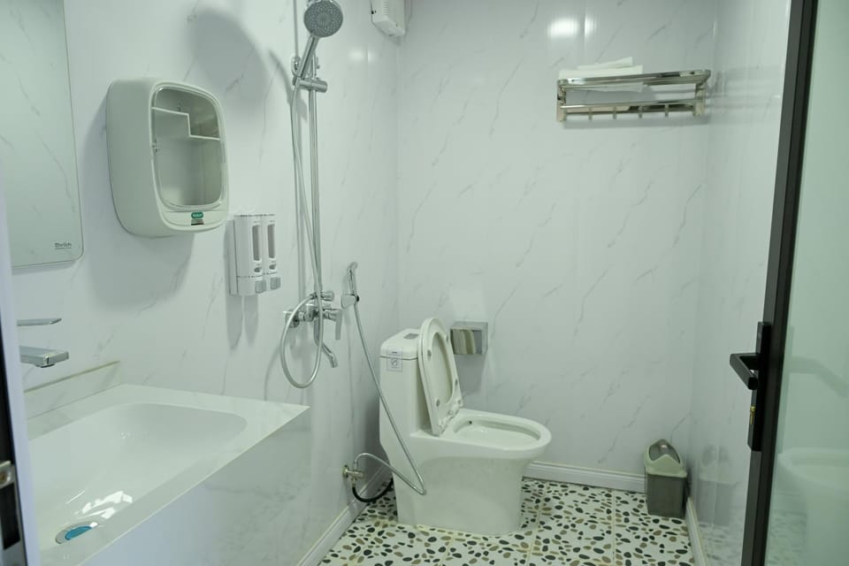 Shower, Toilet