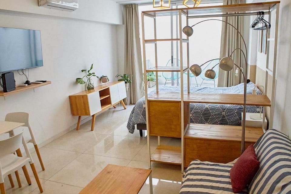 Bed, TV and multimedia, Kitchen or kitchenette, Living room, Photo of the whole room, Seating area, Dining area, Bedroom, air conditioner