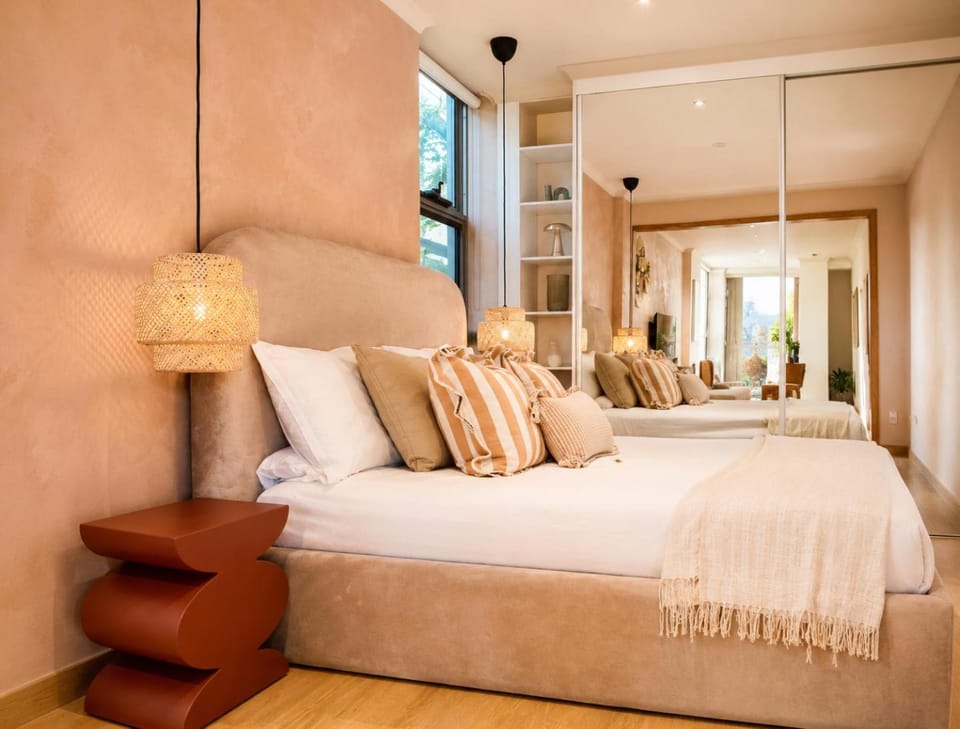 Bed, Photo of the whole room, towels