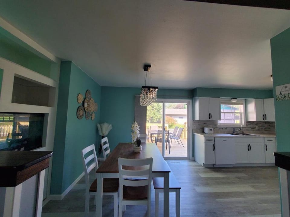Quiet 3BR 2BA Near Mall, Shopping Centers, and I-94 House in Eau Claire