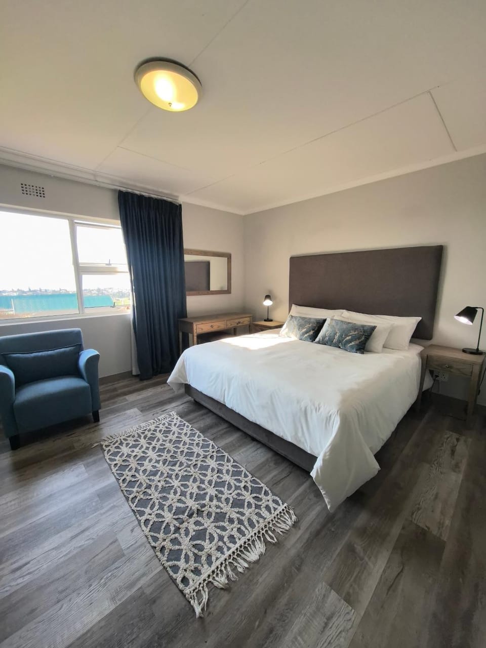 Bed, Living room, Photo of the whole room, Seating area, Bedroom
