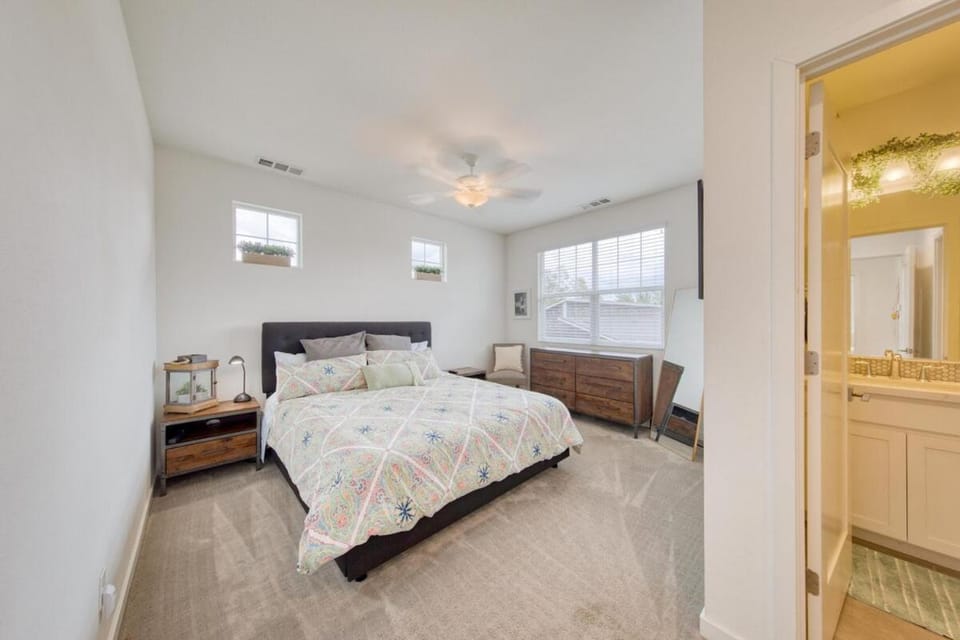 Bed, Photo of the whole room, Bedroom