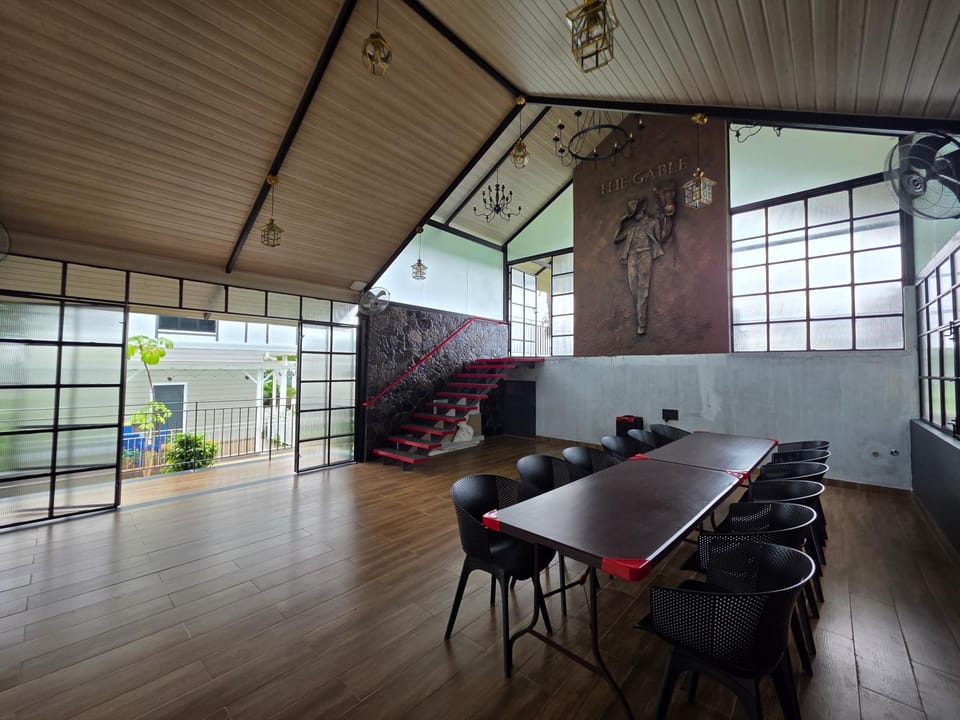 Restaurant/places to eat, Game Room