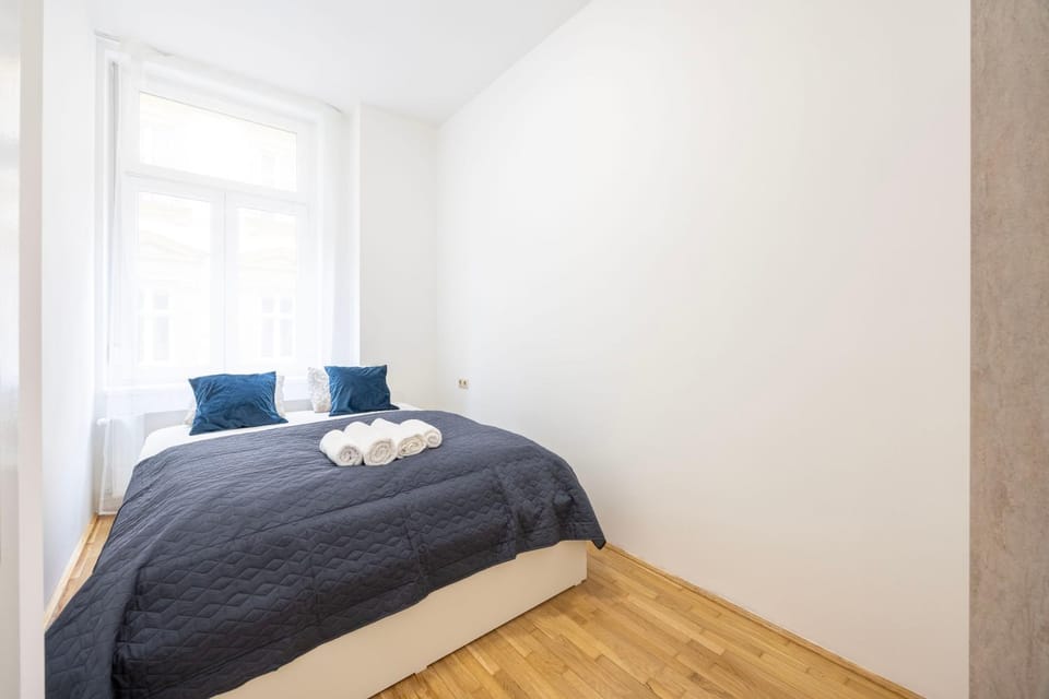 Photo of the whole room, Bedroom, towels