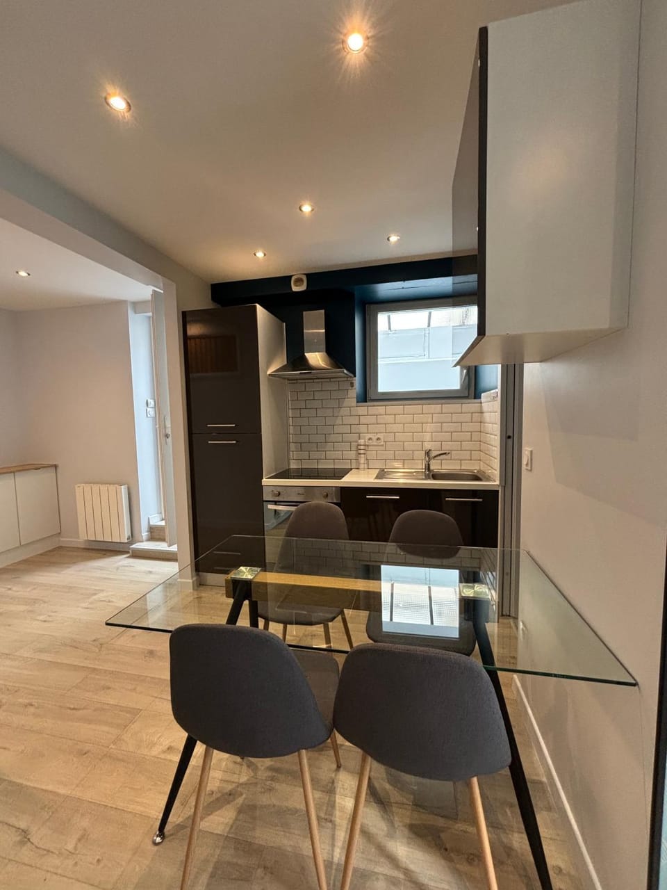 Kitchen or kitchenette, Dining area, oven