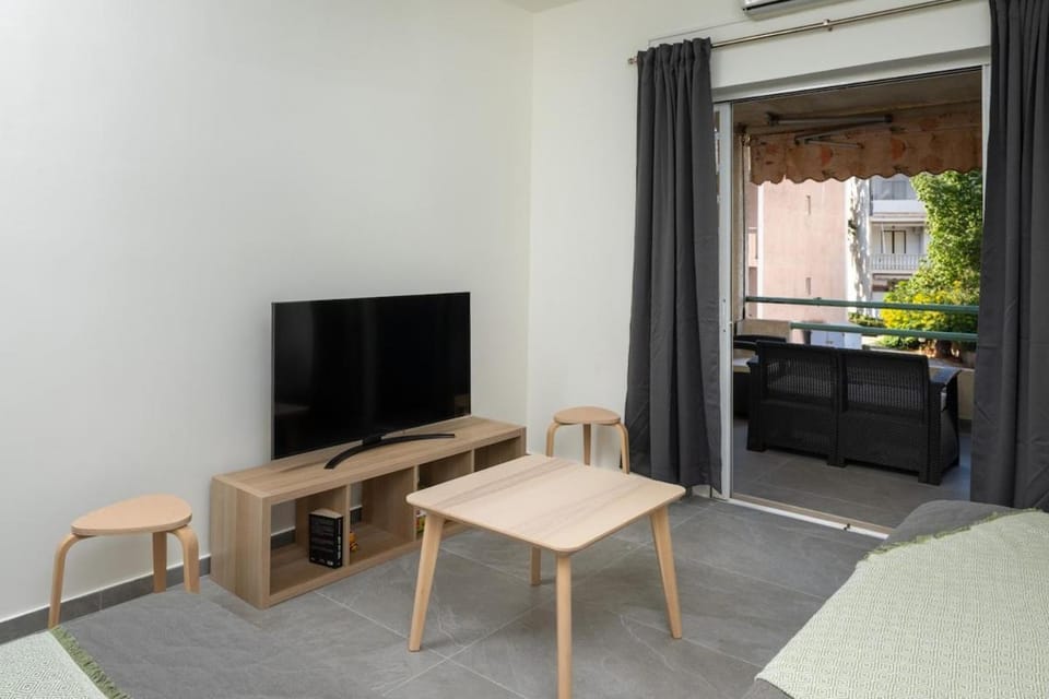 TV and multimedia, Living room, Seating area, Evening entertainment