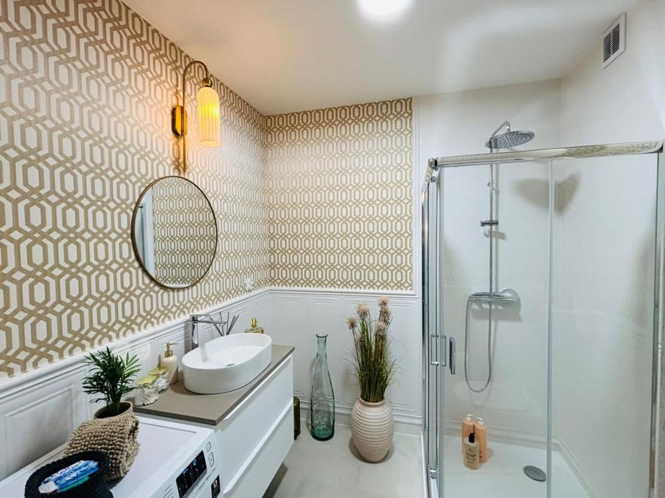 Shower, Toilet, Bathroom, towels