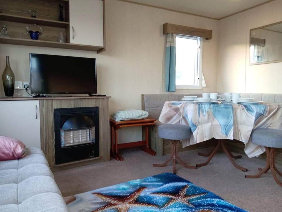Communal lounge/ TV room, TV and multimedia, Living room, fireplace