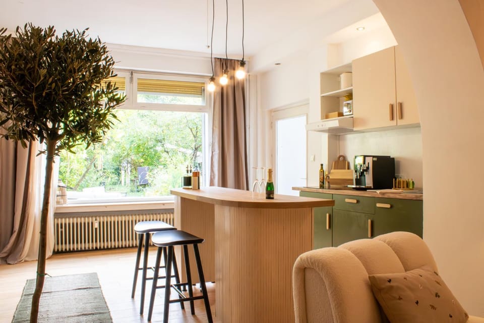 Coffee/tea facilities, Kitchen or kitchenette, Lounge or bar, Dining area, stove, kitchen