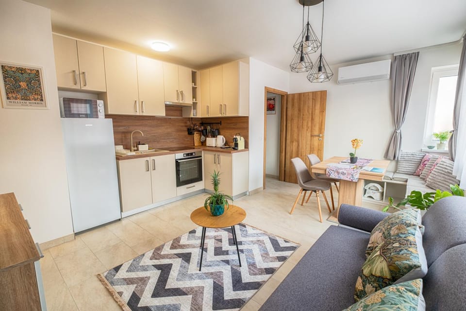 Kitchen or kitchenette, Living room, Seating area, Dining area, oven, toaster