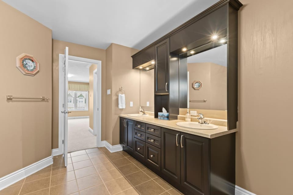 Maple Heights - Stunning Home in West Ottawa Villa in Ottawa
