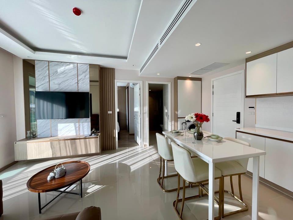 TV and multimedia, Kitchen or kitchenette, Living room, Dining area, stove