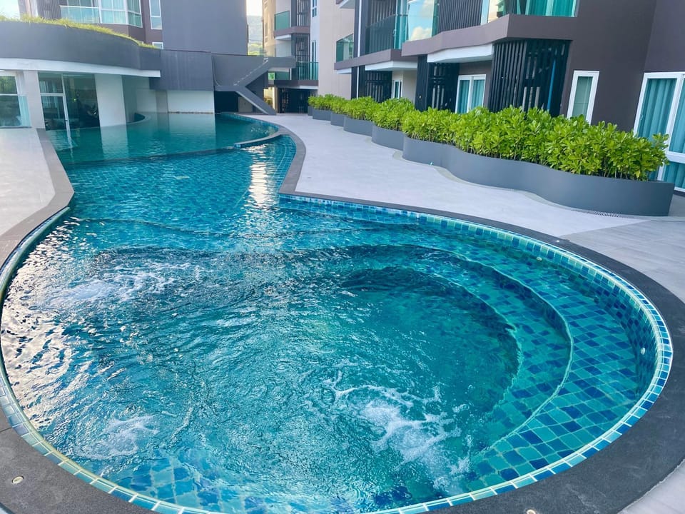 Property building, Day, Hot Tub, Pool view, Swimming pool