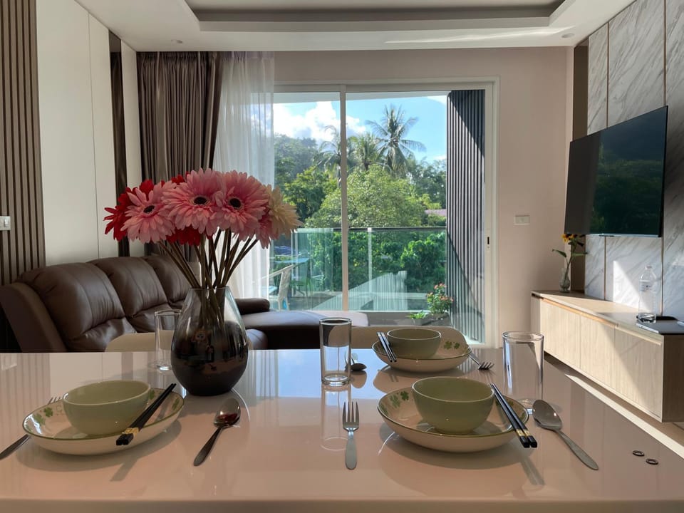 TV and multimedia, Living room, Seating area, Dining area