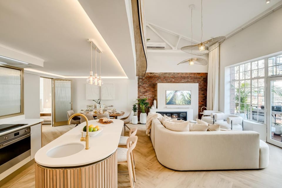 Kitchen or kitchenette, Living room, Seating area, Dining area