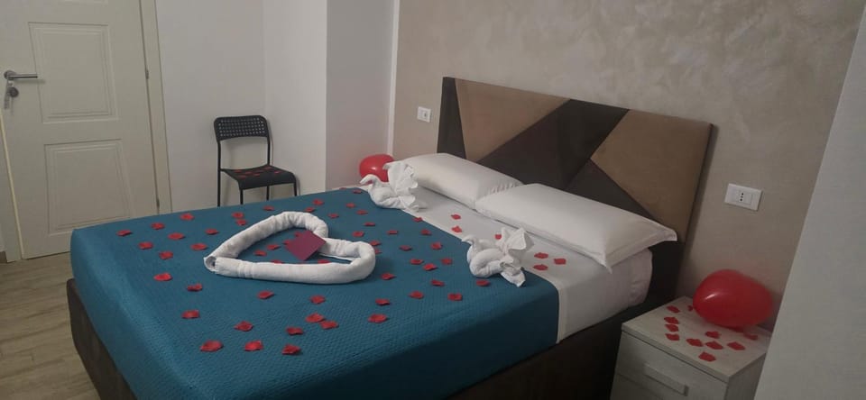Bedroom, towels