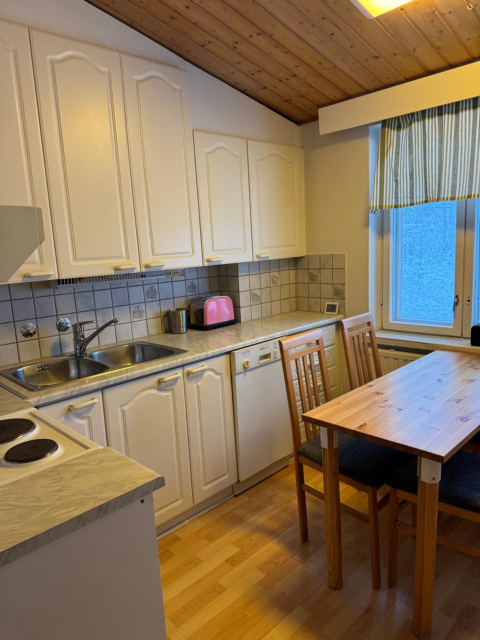 Coffee/tea facilities, Kitchen or kitchenette, Dining area, dishwasher, oven, stove, toaster