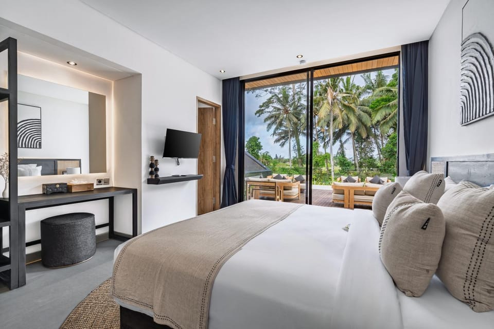 Bed, TV and multimedia, View (from property/room), Bedroom, air conditioner