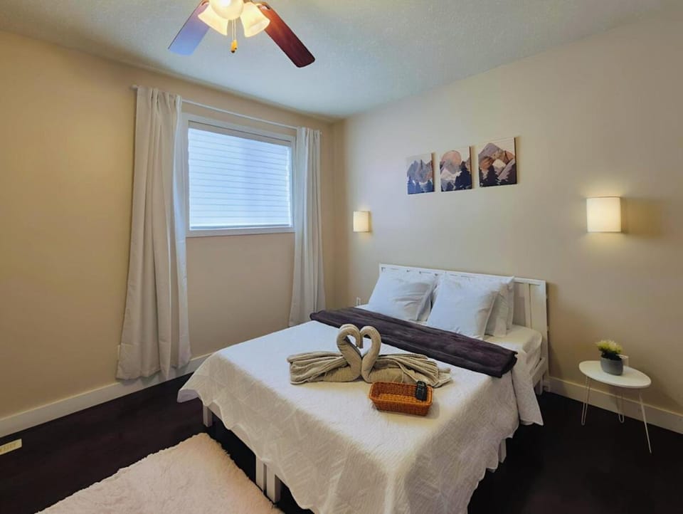 Central 3 Bedroom Gem Near ICE District - Stadium and Malls House in Edmonton